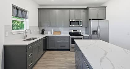 Modern Pine-scented Retreat 30 Mins To Beach! 3 Bedroom Home