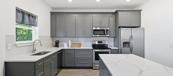 Modern Pine-scented Retreat 30 Mins To Beach! 3 Bedroom Home