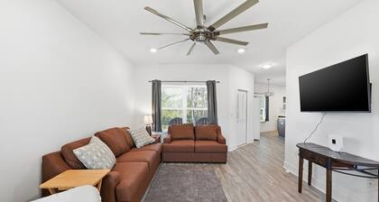 Modern Pine-scented Retreat 30 Mins To Beach! 3 Bedroom Home