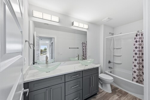 Modern Pine-scented Retreat 30 Mins To Beach! 3 Bedroom Home