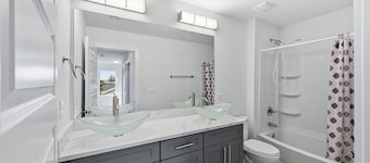 Modern Pine-scented Retreat 30 Mins To Beach! 3 Bedroom Home