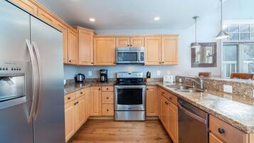 House, 4 Bedrooms | Private kitchen