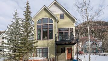 House, 4 Bedrooms | Exterior