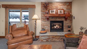 Condo, 2 Bedrooms | Living area