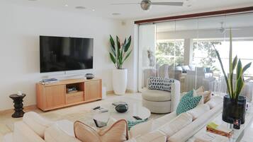 Condo, 3 Bedrooms | Living area