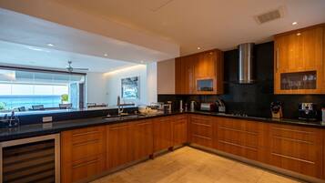 Condo, 3 Bedrooms | Private kitchen | Fridge, oven, coffee/tea maker, toaster