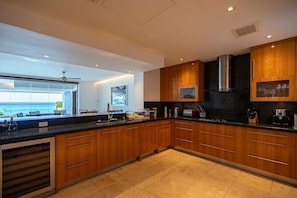 Condo, 3 phòng ngủ | Bếp riêng | Tủ lạnh, lò nướng, dụng cụ pha cà phê/trà, lò nướng bánh mì