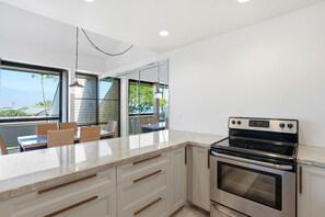Wasserkocher mit Kaffee-/Teezubehör, Kühlschrank, Ofen, Toaster