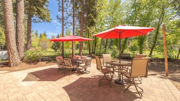 Cabin, 3 Bedrooms | Outdoor dining