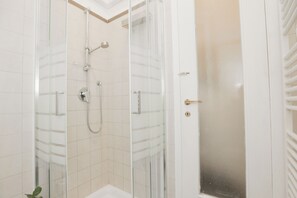 Dusche, Haartrockner, Bidet, Handtücher