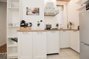 Een koelkast, een magnetron, een kookplaat, een vaatwasser