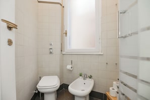 Shower, hair dryer, bidet, towels - Centro-Brera, MM2 Moscova-Garibaldi, Corso Como. (Milano)