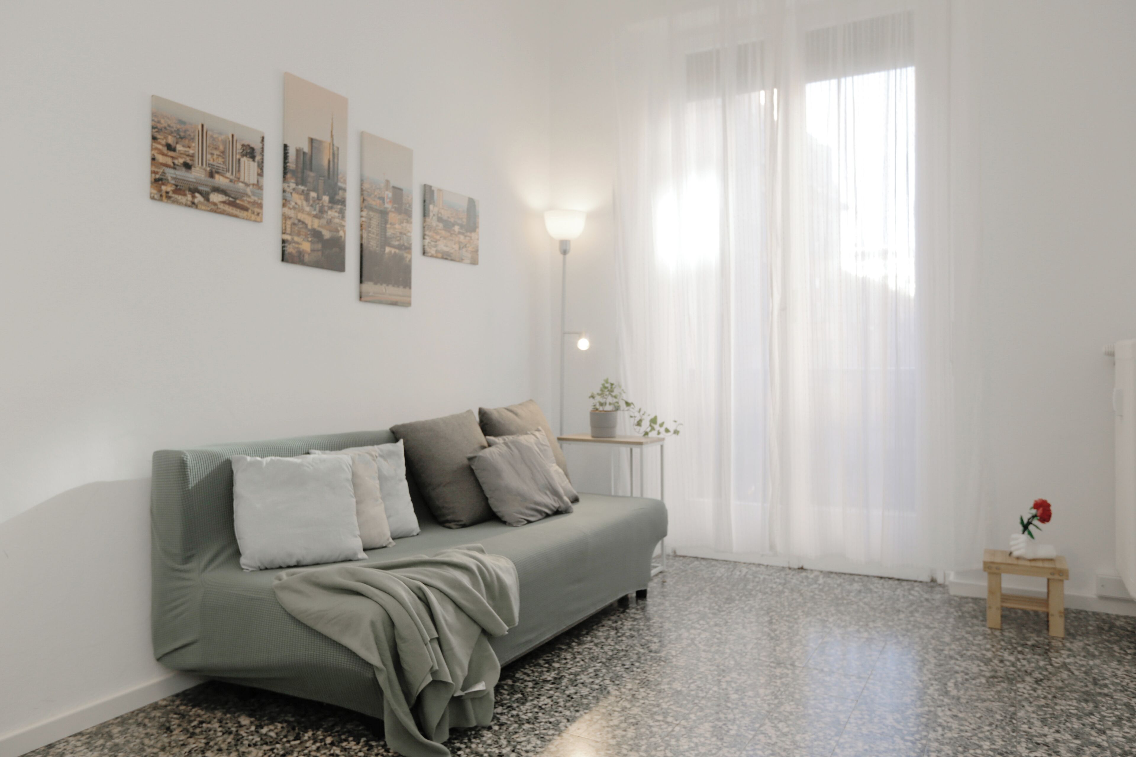 Een smart-tv en boeken