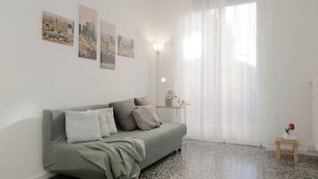 Een smart-tv en boeken