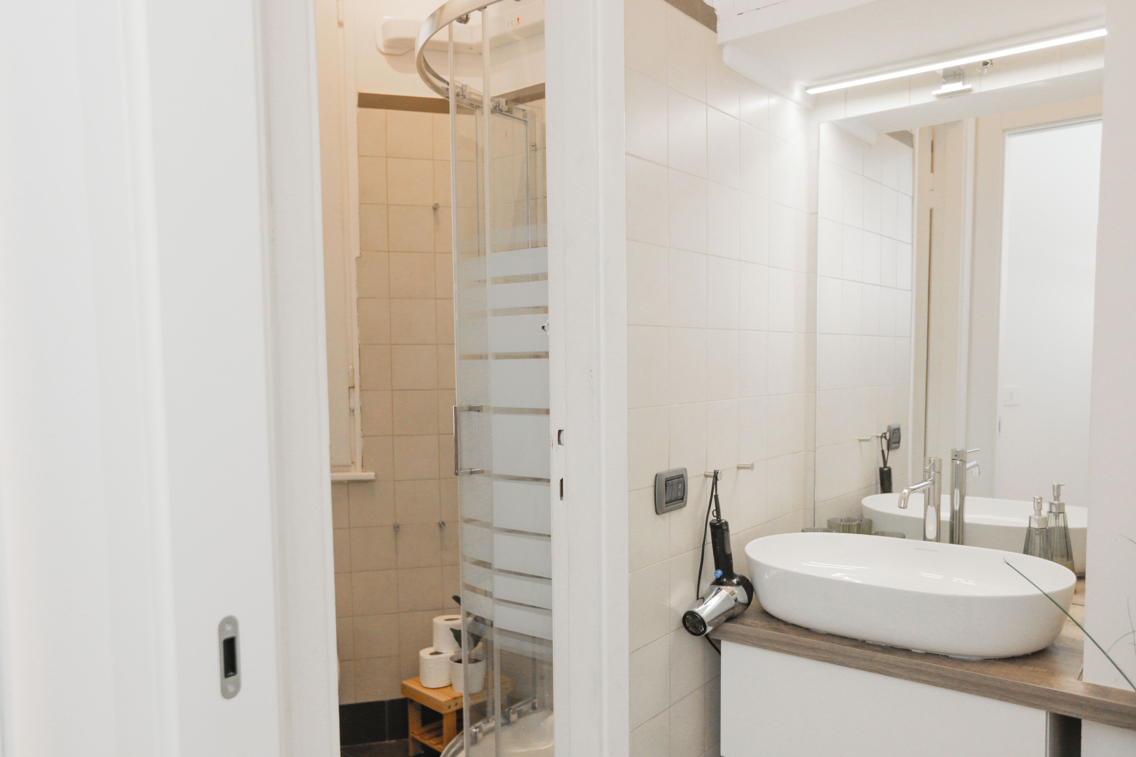 Een douche, een haardroger, een bidet, handdoeken