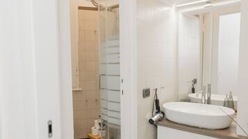 Een douche, een haardroger, een bidet, handdoeken