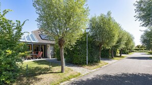 A residential property with a house, a paved driveway, and a well-maintained lawn. - Westduin Apartment Near the Beach (Vlissingen)