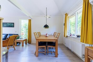 House | Dining - Westduin Family Apartment Near the Beach (Vlissingen)