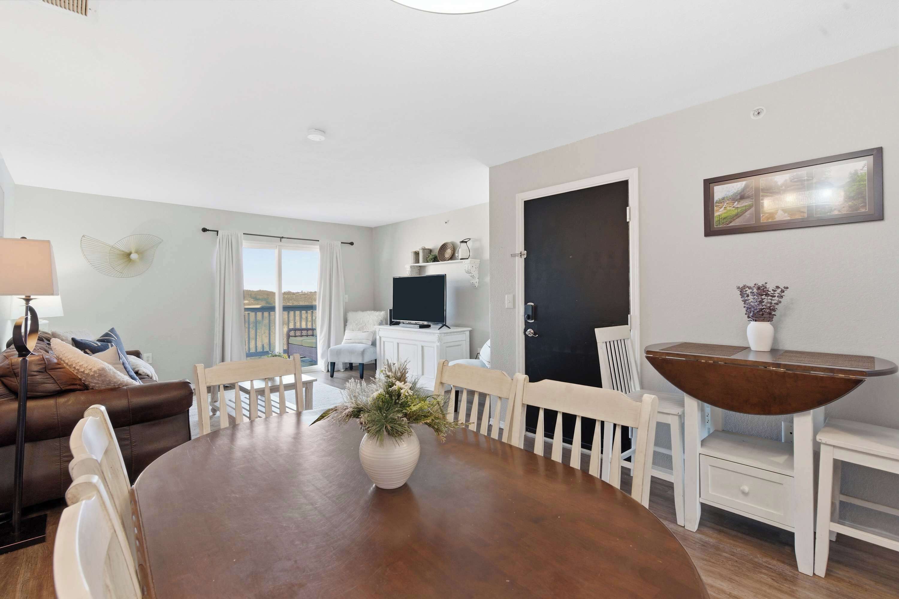 Condo, varias camas, balcón, vista al jardín (Ozark Viewpoint Retreat) | Área de sala de estar