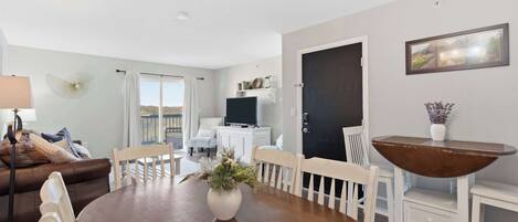 Condo, Plusieurs lits, balcon, vue sur le jardin (Ozark Viewpoint Retreat) | Aire de séjour