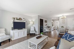 Lejlighed - flere senge - balkon - udsigt til have (Ozark Viewpoint Retreat) | Opholdsområde