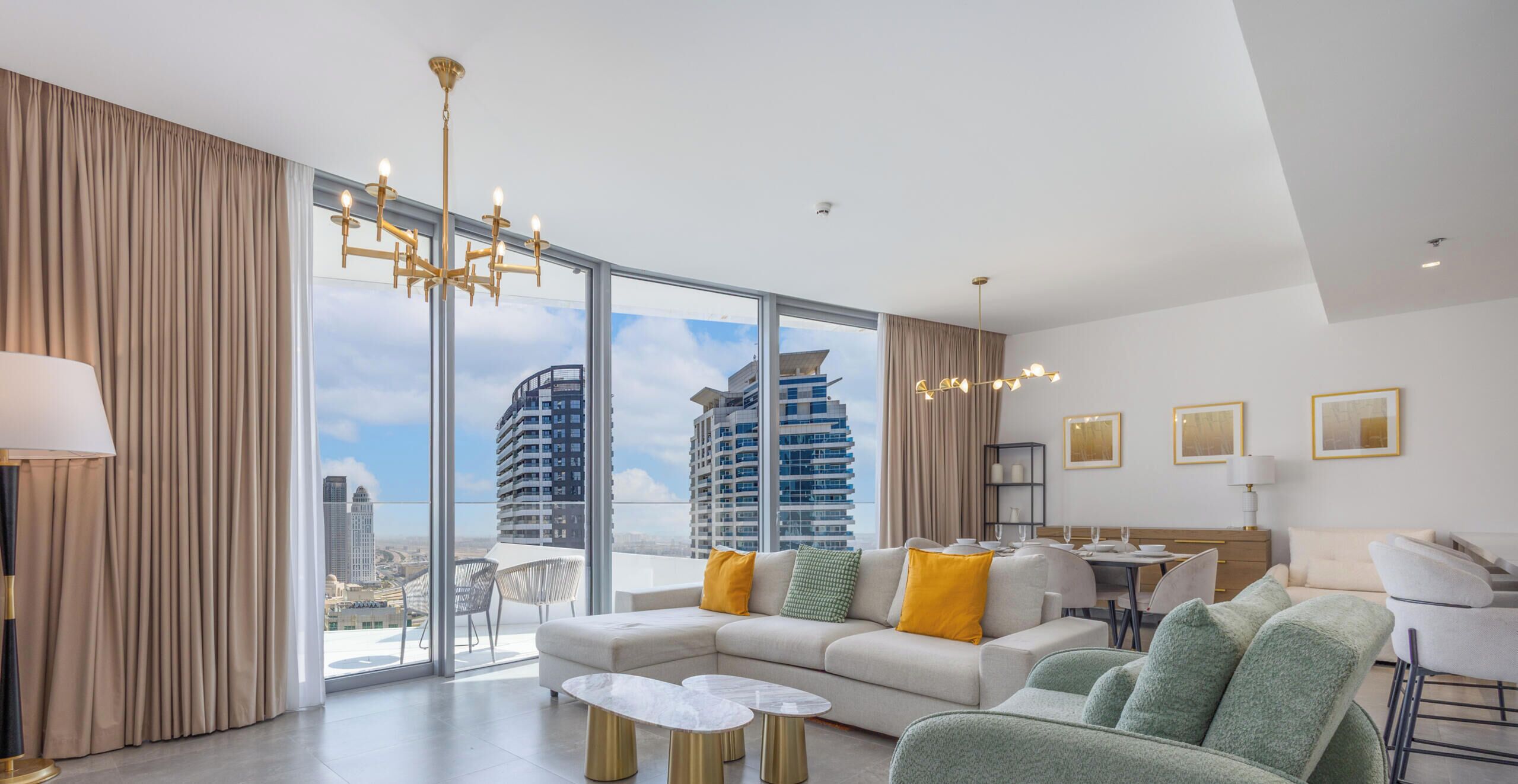 Leilighet, balkong, byutsikt | Oppholdsområde