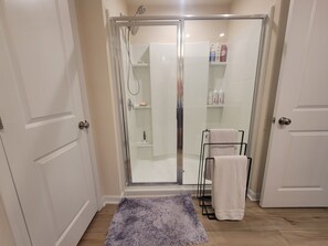Secadora de cabello, bidet, toallas, jabón 