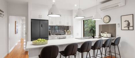 Refrigerador, microondas, horno, placa de cocina