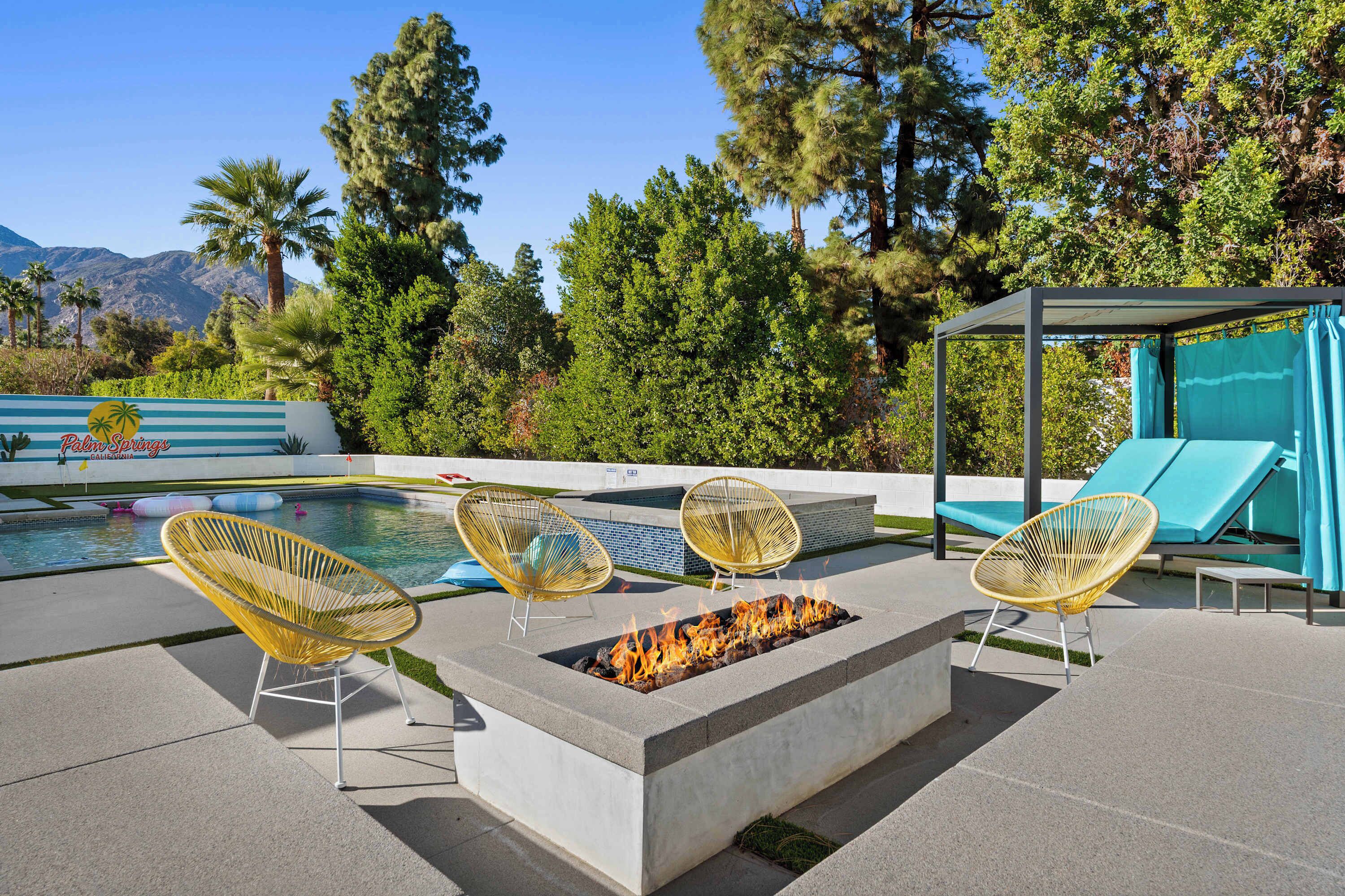 สระว่ายน้ำกลางแจ้ง, ร่มริมสระว่ายน้ำ, เก้าอี้อาบแดดริมสระ