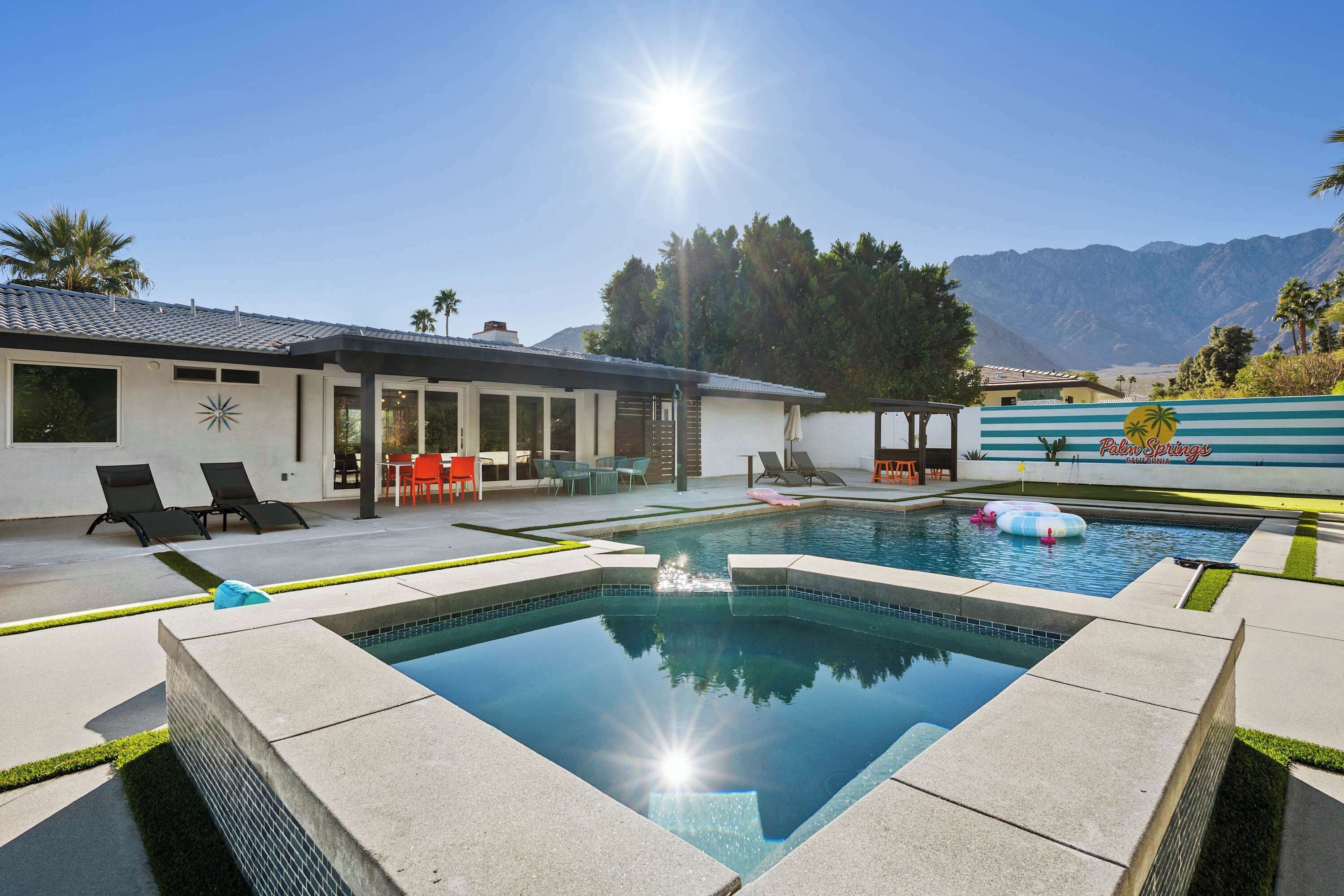 Ulkouima-allas, aurinkovarjoja, aurinkotuoleja