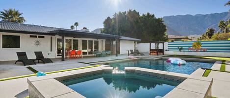 Alberca al aire libre, sombrillas en la alberca y camastros