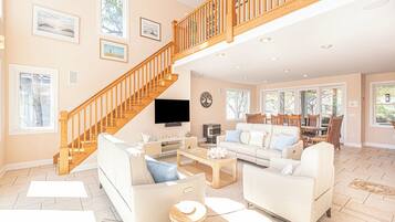 Smart-TV, Kamin, DVD-Player, Bücher