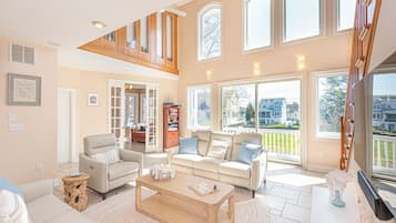 Smart-TV, Kamin, DVD-Player, Bücher