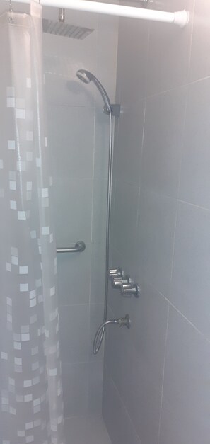 Shower, hair dryer, bidet, towels - Luminous apartment Microcentro Porteño (Buenos Aires)