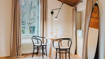 1 camera, una scrivania, Wi-Fi gratuito