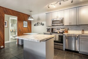 Fridge, microwave, oven, stovetop - The Mammoth Nook-2 Bedroom+Loft close to the Village! (Mammoth Lakes)