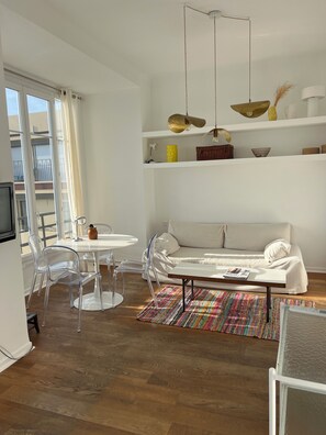 Living area - Adorable t2 with breathtaking view and sea access Pets welcome (Nice)