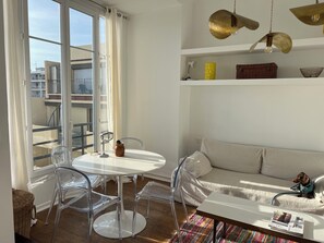 Living area - Adorable t2 with breathtaking view and sea access Pets welcome (Nice)