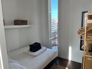 Tabla de planchar con plancha y ropa de cama 