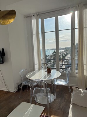 Dining - Adorable t2 with breathtaking view and sea access Pets welcome (Nice)