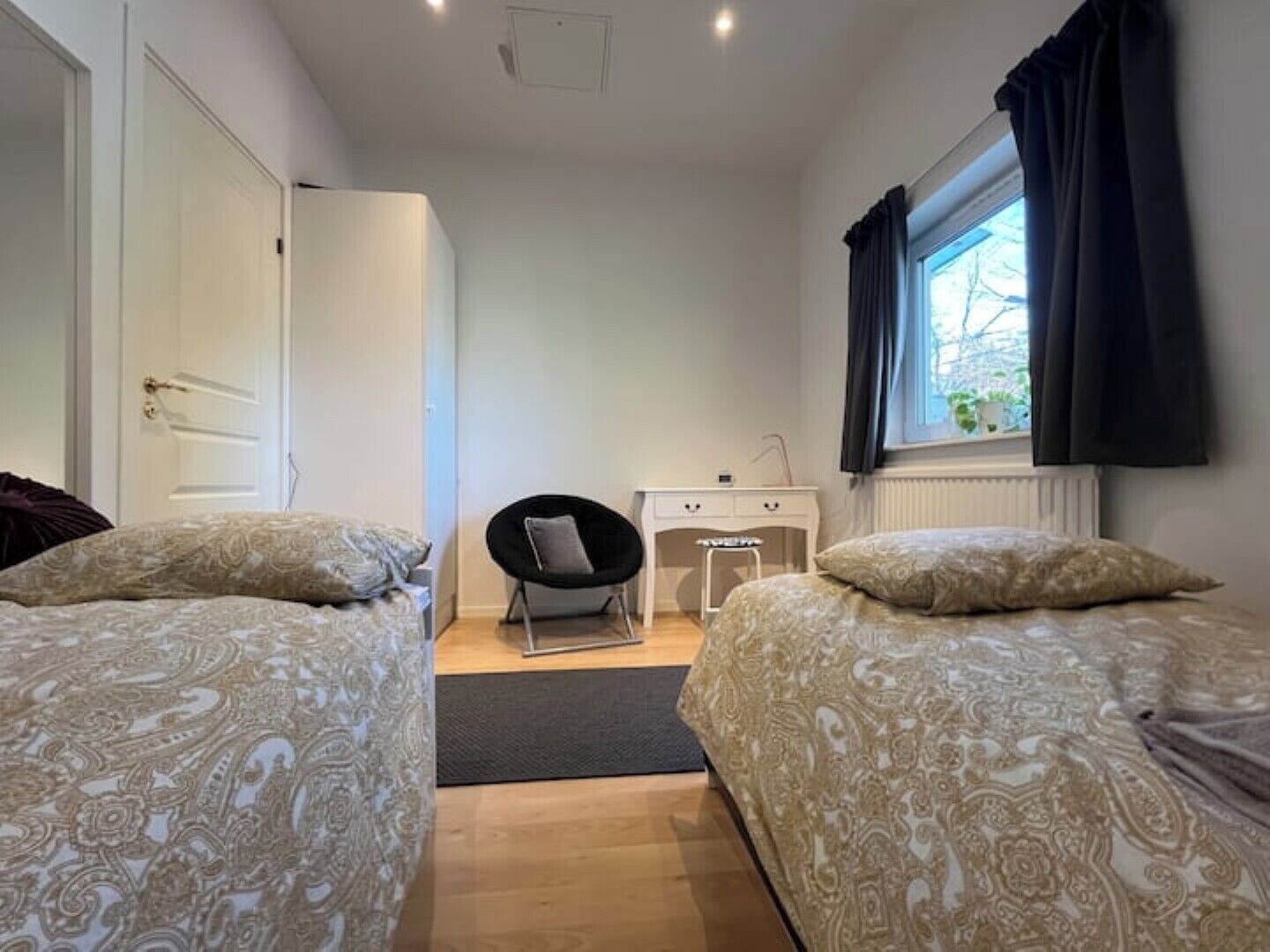 3 bedrooms, iron/ironing board, internet, bed sheets