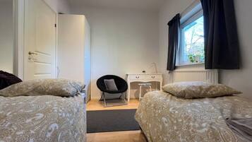 3 bedrooms, iron/ironing board, internet, bed sheets