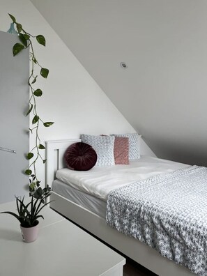 Iron/ironing board, Internet, bed sheets - A beautiful home in nature near a lake- just 10 min from citycenter and airport- (landvetter)