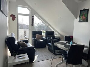 Living area - A beautiful home in nature near a lake- just 10 min from citycenter and airport- (landvetter)
