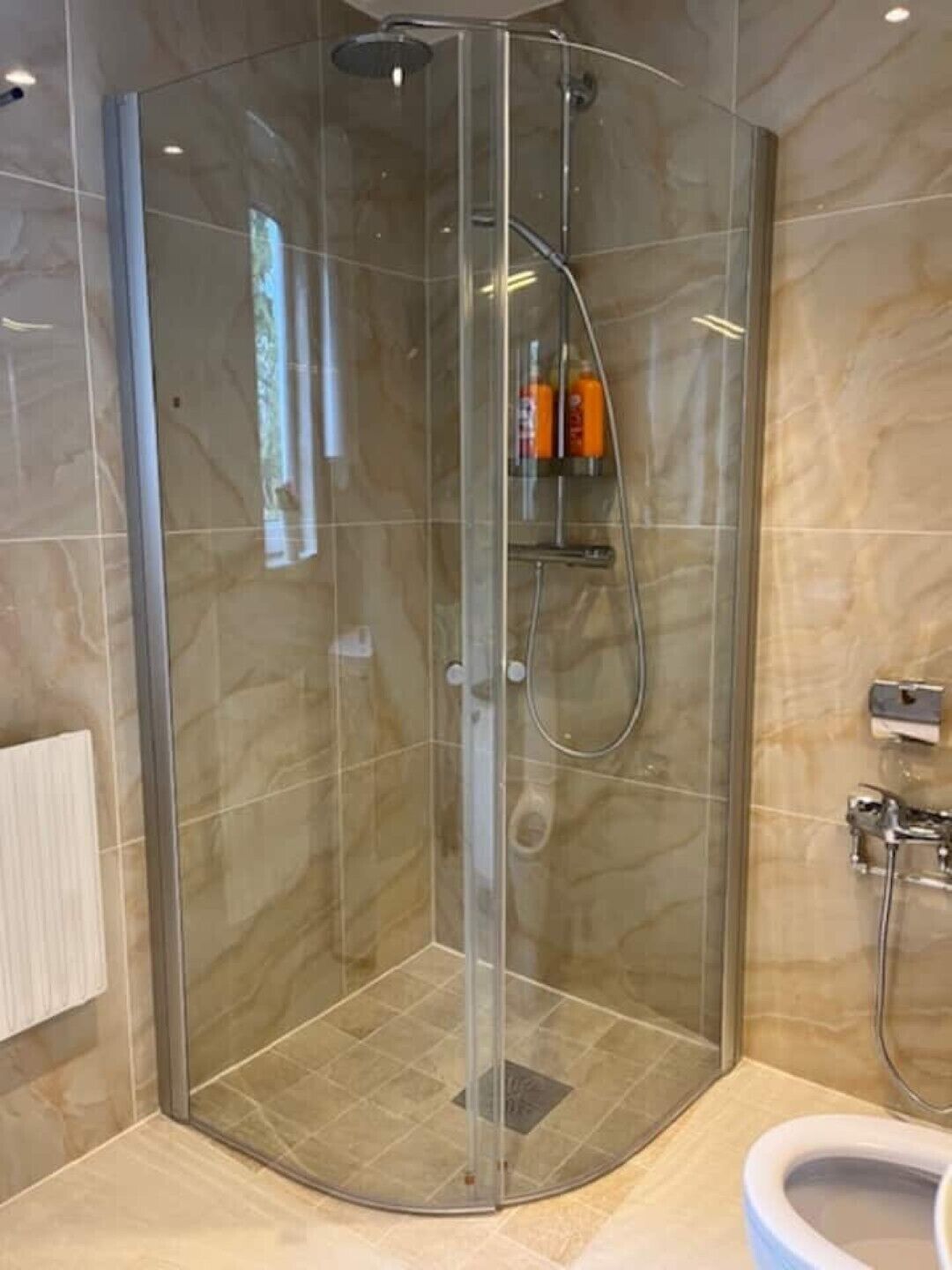 ヘアドライヤー、タオル、石鹸、トイレットペーパー