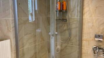 Haartrockner, Handtücher, Seife, Toilettenpapier