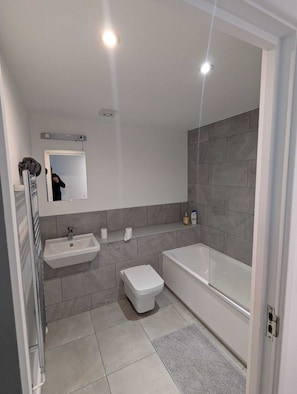 Basic Double Room | Bathroom - Brick Lane Guest House (London)