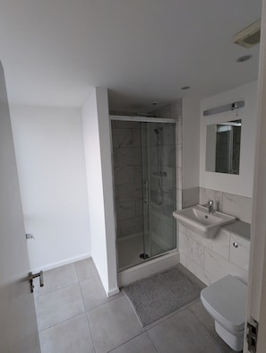 Superior Double Room | Bathroom - Brick Lane Guest House (London)