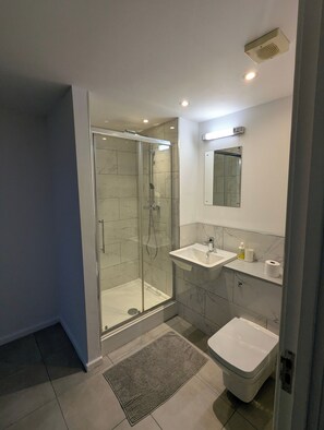 Superior Double Room | Bathroom