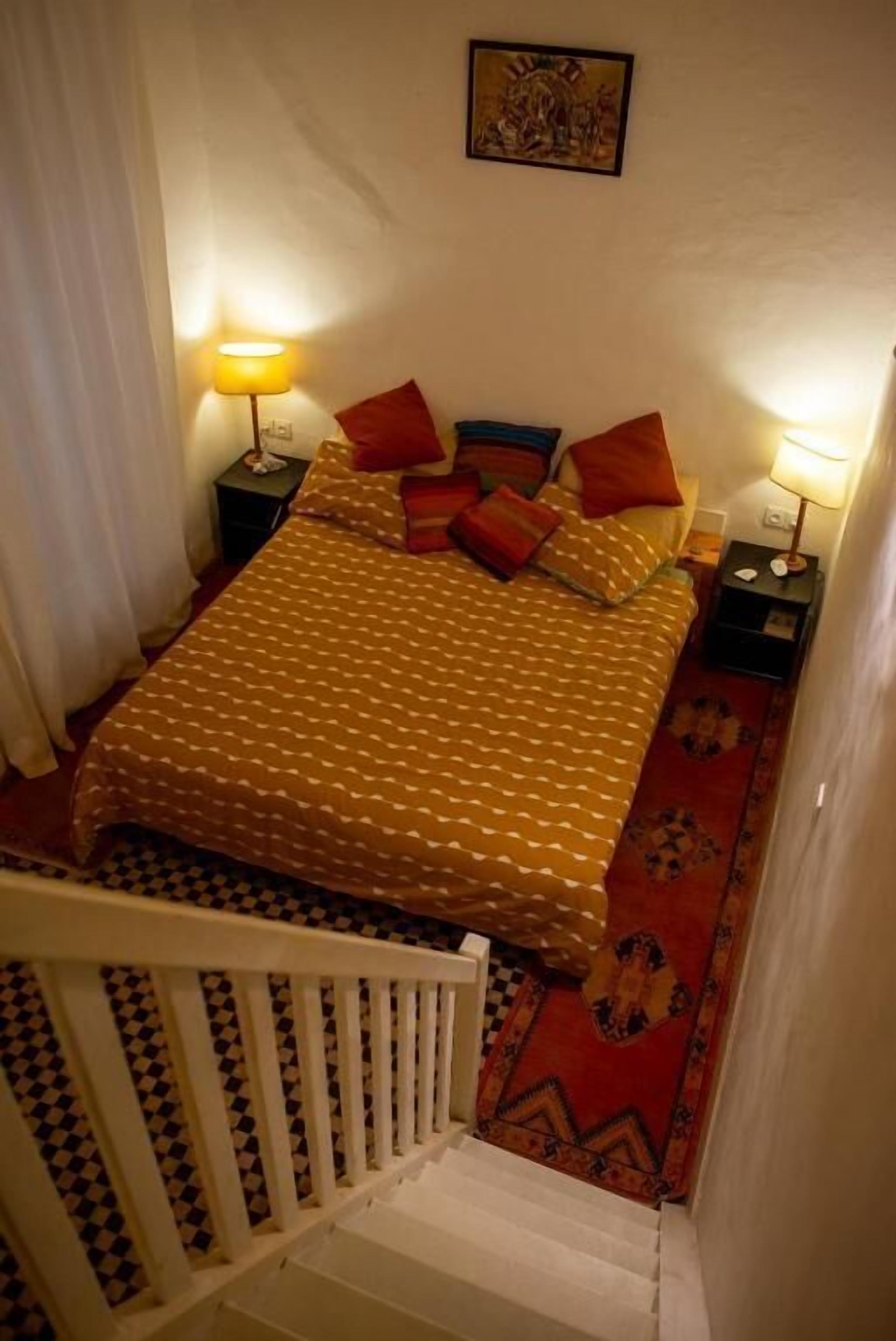 أغطية فراش متميزة وبديكورات فريدة لكل غرفة وستائر تعتيم ومكواة/لوح كي